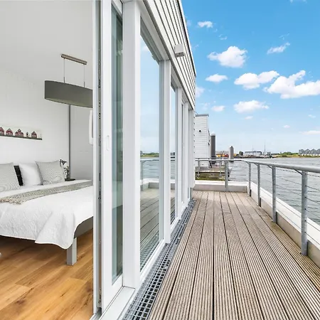 Schleikubus - Ihr Schwimmendes Ferienparadies Im Ostseeresort